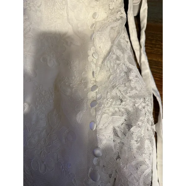 White Lace Wedding Gown Size 18 with Cinch Buttons Short Train Hem Scallop - Image 9