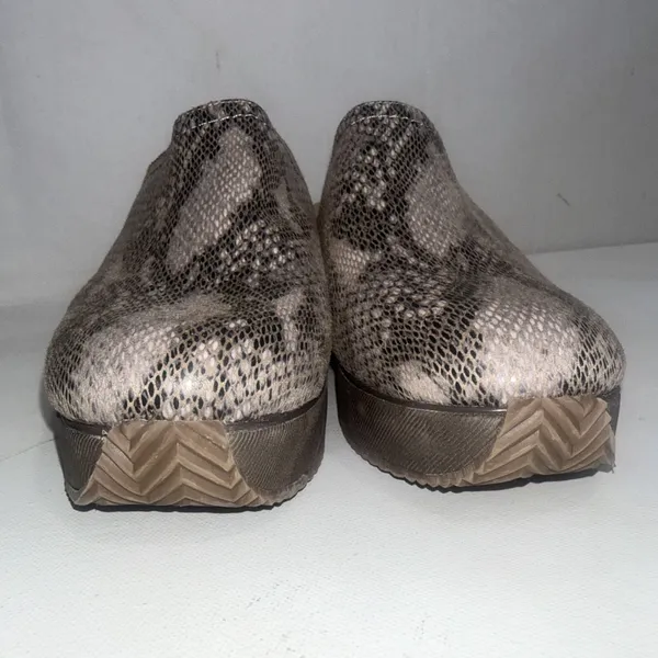 Volatile‎ Slip On Platform Mule Wedge Faux Snakeskin Leather Slip Clogs Size 7 - Image 4