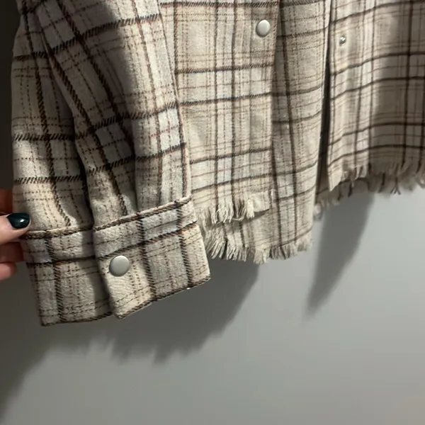 NEW IN Oversized Flannel Button Down Plaid Jacket Raw Hem NWT Tan Size M - Image 5