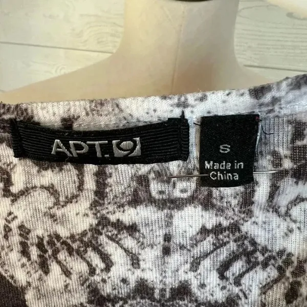 Apt 9 black & white abstract print embellished short sleeve top Size Small - Image 6