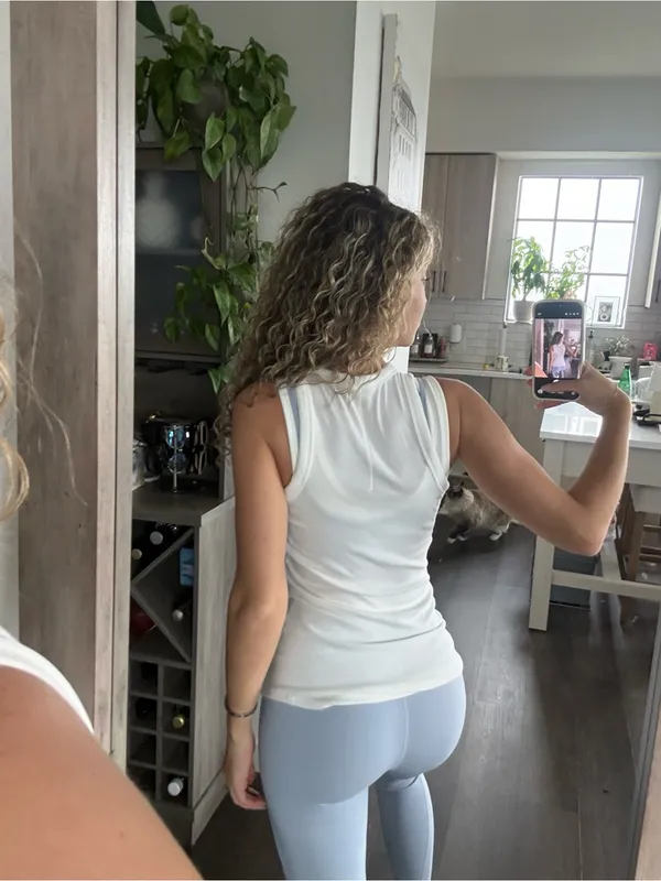 Lululemon Athletica White Ribbed Tank (Size 6) - Image 2