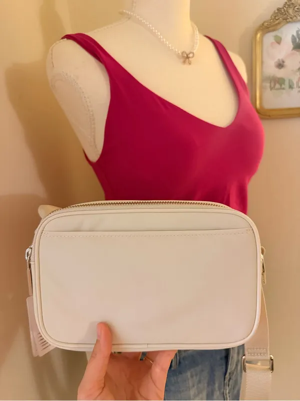 lululemon athletica Cream Crossbody Bag with Adjustable Strap - Image 5