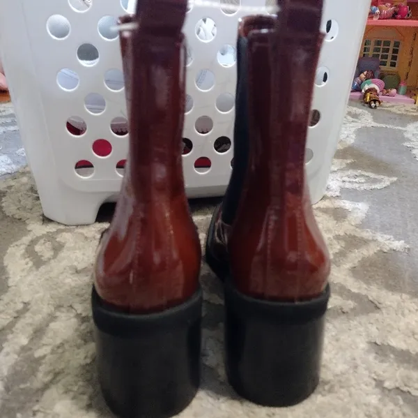 NEW Gianni Bini Banks Crinkle Patent Double Gore Square Toe Booties - Image 3