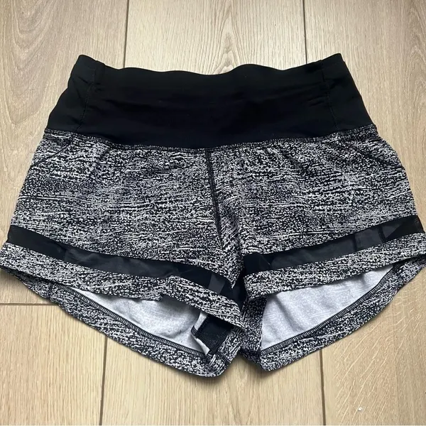 Lululemon Pace Perfect Shorts 3" Air Time White Black Size 4 - Image 5