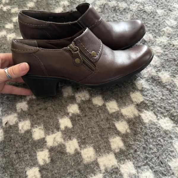 Clarks Bendables Shoes Womens‎ Size 8M Brown Leather Slip On Heel Comfort Zipper - Image 2