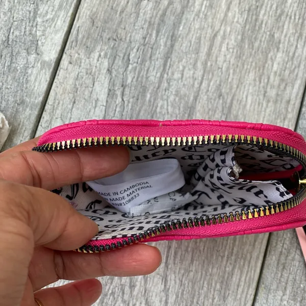 Hot Pink Juicy Couture heart wristlet Embossed - Image 4