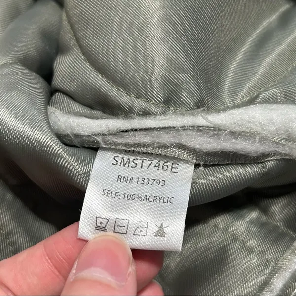 POL Cream Cable-Knit V-Neck Sweater with Olive Sleeve Panels - Image 13