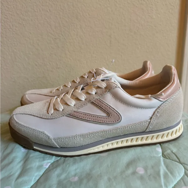 NWT Tretorn Hailey Women's Pink and Cream Sneakers size 9 - Image 2