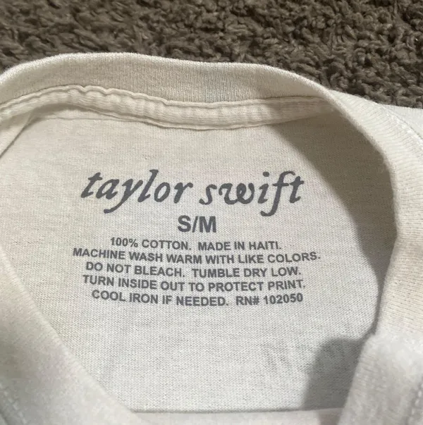 Urban Outfitters Taylor Swift Folklore Album Tee S/M - Image 4