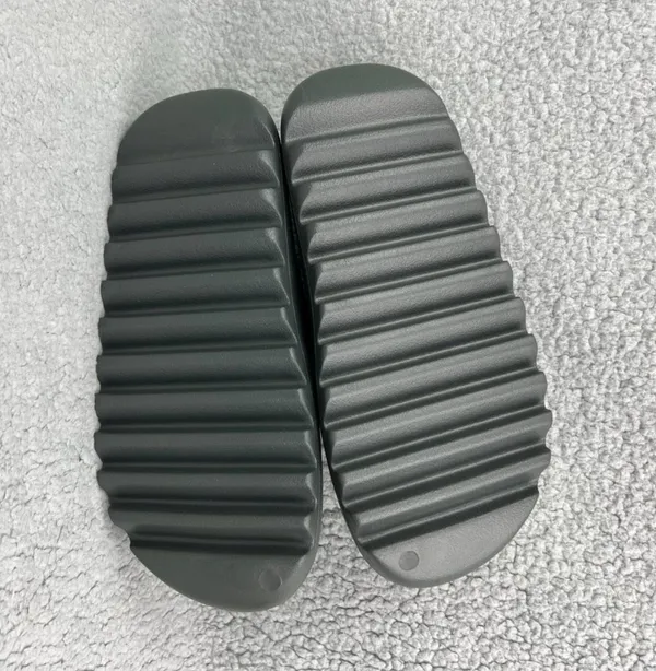 Adidas Yeezy Slide Onyx Size 7 - Image 4