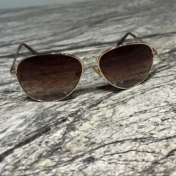 Chic Gold Aviator Sunglasses - Image 6