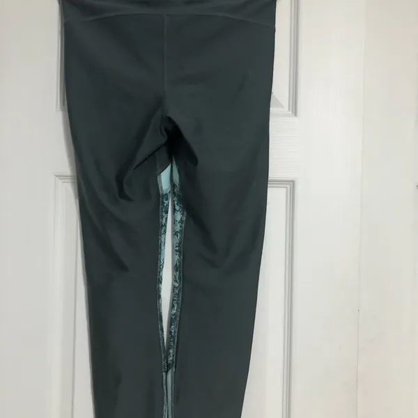 Under Armour grey teal compression cropped leggings size‎ medium activewear - Image 5