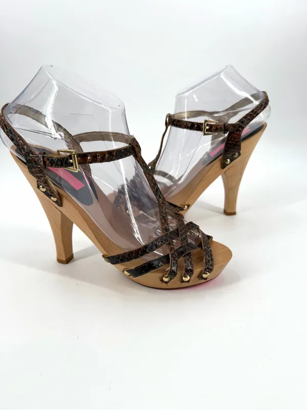 Betsey Johnson VTG platform wooden brown textured faux-snakeskin sandal heel - Image 3