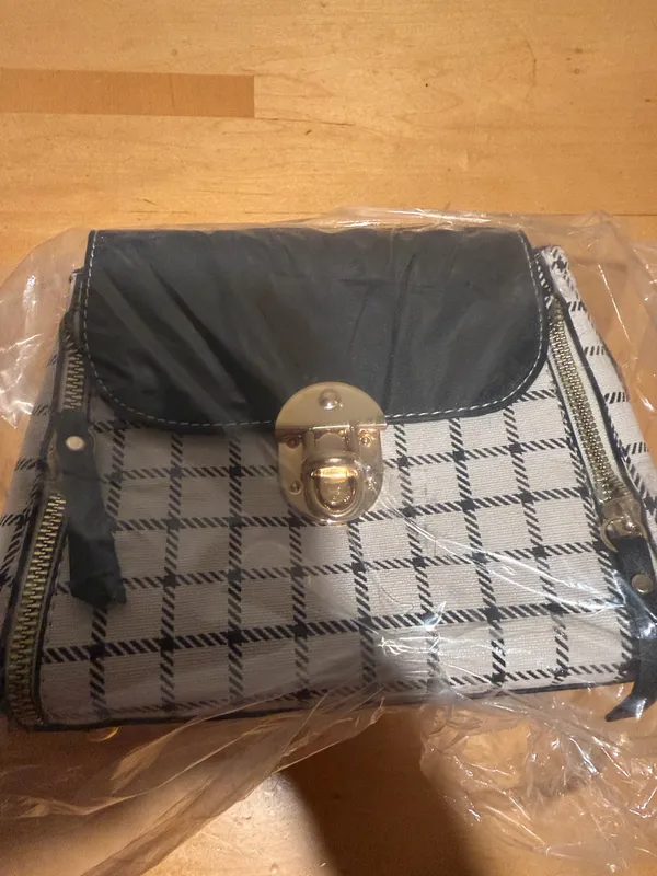 Stylish and elegant handbag in good condition. Perfect for everyday use, work, shopping, or going out. Spacious enough to carry your essentials and easy to match with different outfits. Please check the photos for the exact condition and details. - Image 5