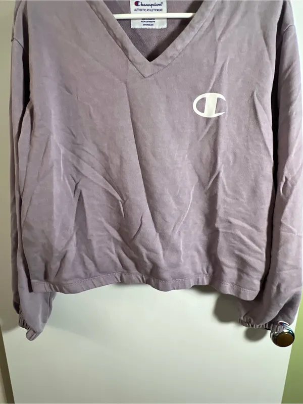 Champion Women’s Size Medium Boxy‎ Cropped Sweatshirt V-Neck Smoked Lilac Purple - Image 4