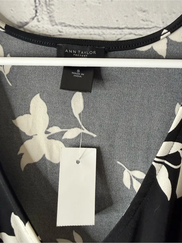 NWT Ann Taylor Black Floral Wrap-Front Long Sleeve Top small - Image 7