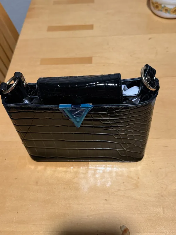 Stylish and elegant handbag in good condition. Perfect for everyday use, work, shopping, or going out. Spacious enough to carry your essentials and easy to match with different outfits. Please check the photos for the exact condition and details. - Image 6