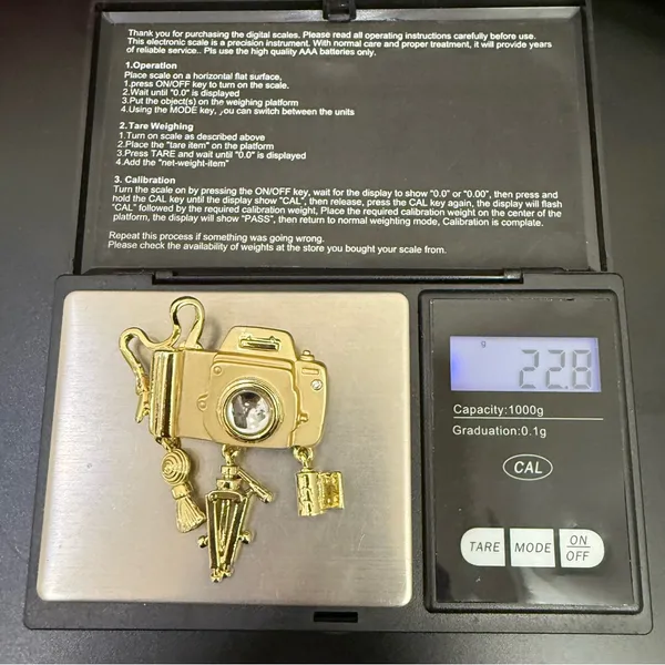 Vintage DANECRAFT Light Gold-tone Camera Charm Brooch 22.8g. - Image 9