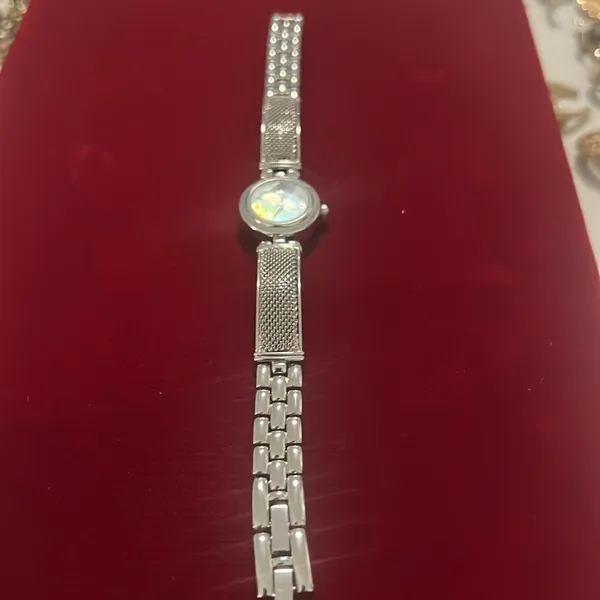 Vintage Gruen Silver Mother of Pearl Ladies Watch - Image 3