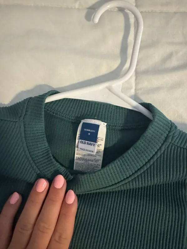 Old navy tee - Image 3