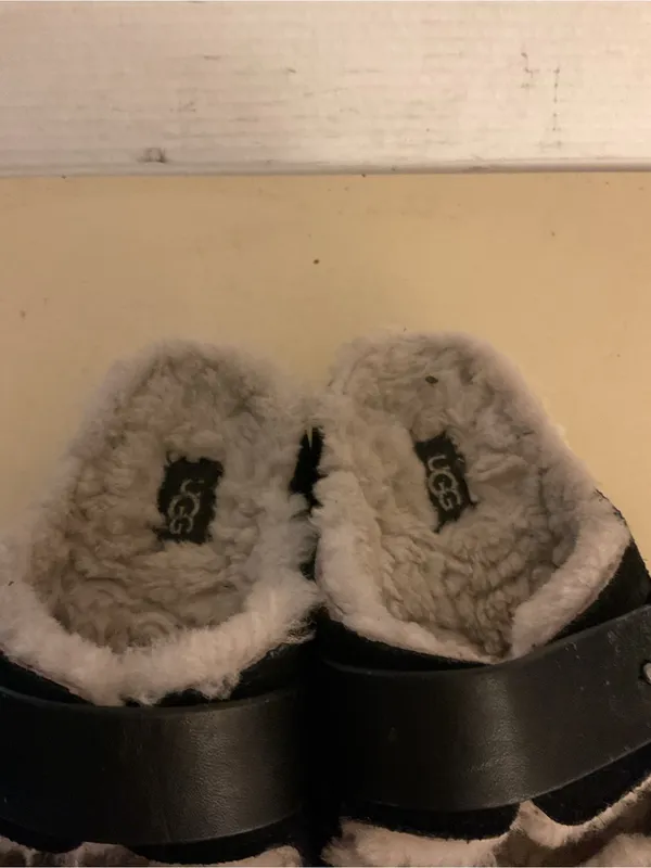 UGG women black suede leather sheepskin platform greenpoint sandals 6.5 - Image 9