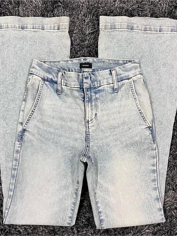 🌸EXPRESS 70’S FLARE MID RISE JEANS SIZE SMALL 🌸 - Image 2