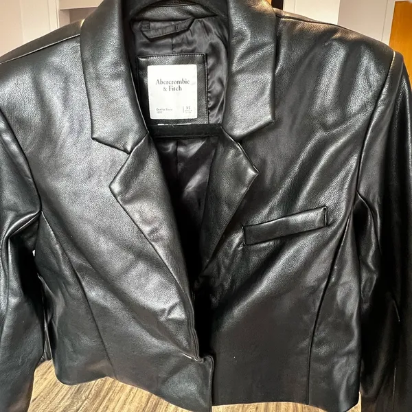 Abercrombie Black Cropped Faux Leather Blazer - Image 3