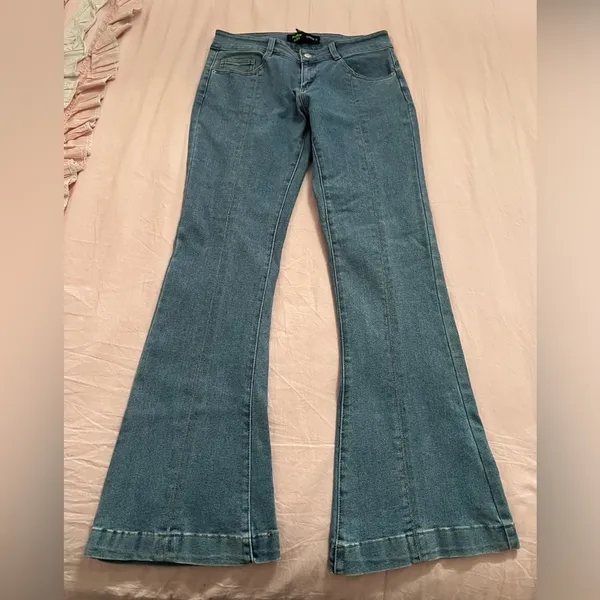 COPY - Forever 21 star flared jeans - Image 3