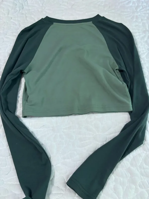 Cropped long sleeve green color block top - Image 2