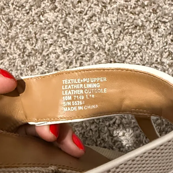 Tory Burch White and Tan Sandals - Image 5