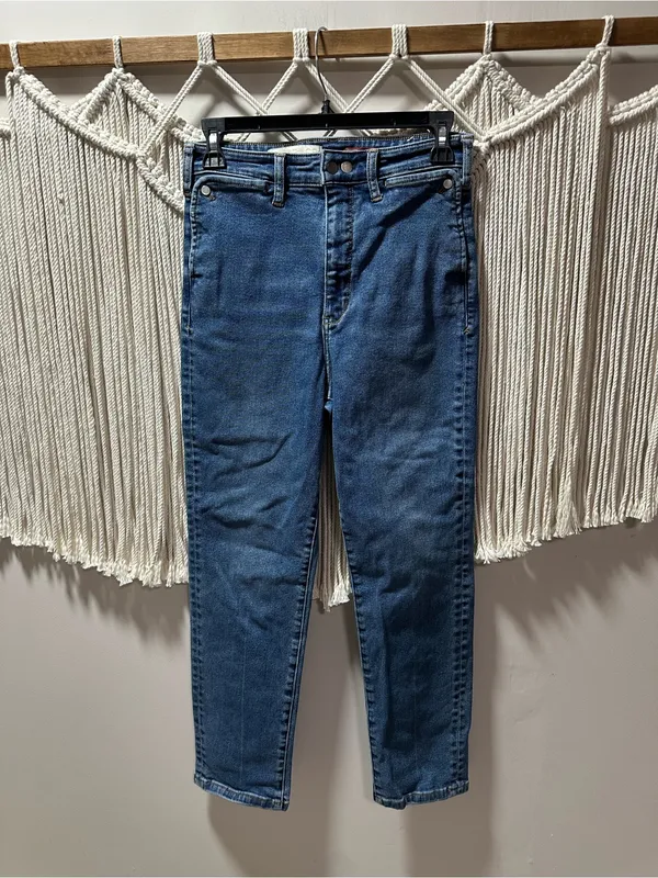 Pilcro High-Rise Straight Crop Jeans in Dark Blue Denim - Image 4
