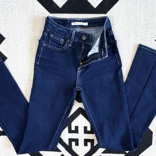Levi’s 725 High Rise Bootcut Jeans in Cast Shadows - Dark Wash Size 23 - Image 10