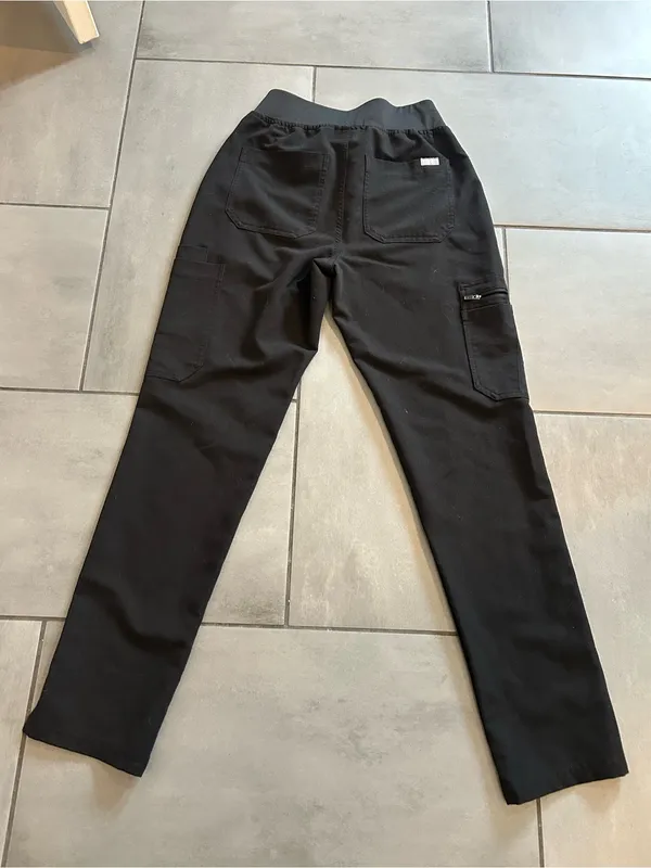 Figs High-Waisted Uman Relaxed Casual Scrub Trousers in Black - Image 4