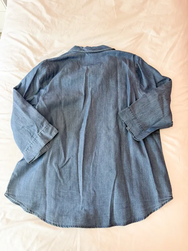 Gloria Vanderbilt Blue Denim Button Down Blouse Size Large - Image 2