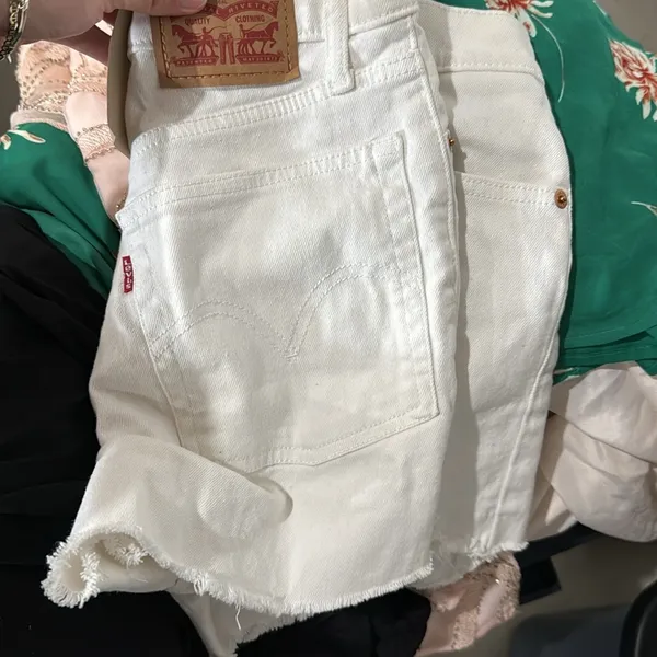 NWT Levi’s white high rise slim through hip shorts - Image 16
