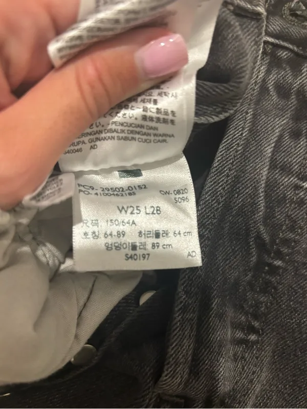 Levi’s 501® Skinny Fit High Waisted Ripped Jeans in Black - W25 L28 - Image 6