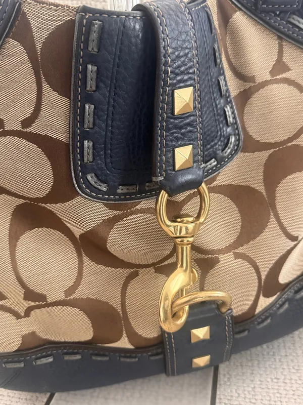 Vintage Coach Hamptons Blue Leather & Jacquard Signature Studded Hobo Shoulder bag. - Image 10