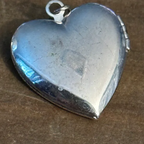 Vintage Silver Tone Heart Locket Pendant - Image 4