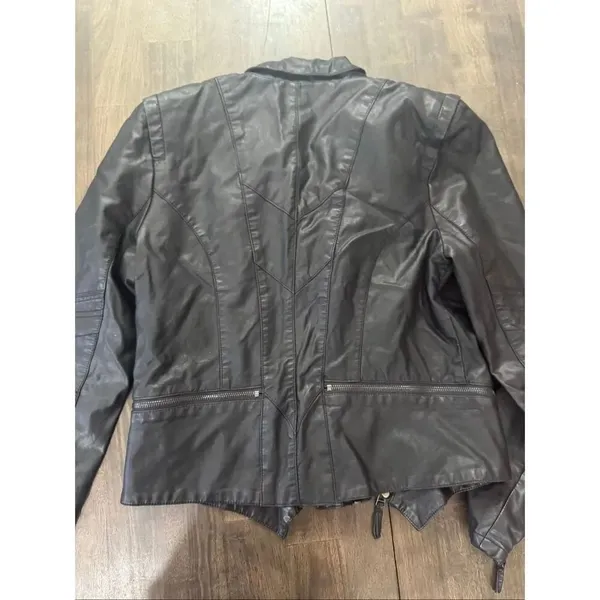 Women BlankNYC black faux leather MC type style. Size Large - Image 4
