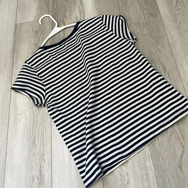 Brandy Melville Tshirt striped crop top womens Navy Blue White one size casual - Image 4