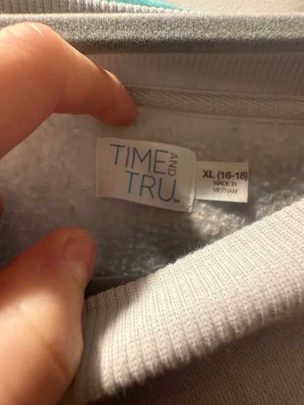 Time & Tru Sweatshirt - Image 3