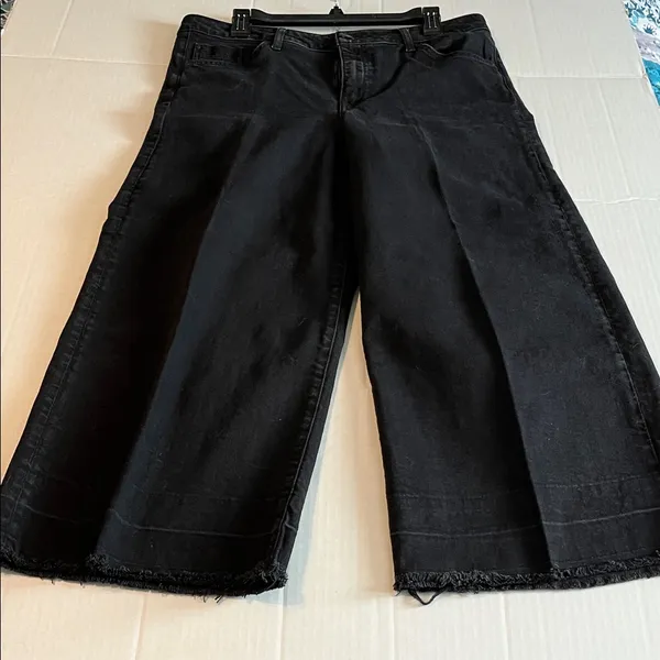 H&M Women's Black Wide-Leg Cropped Distressed Hem Jeans Size 14 - Image 4