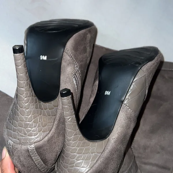 Amelia Grace knee high gray side zip heeled boots. Size 9M - Image 6