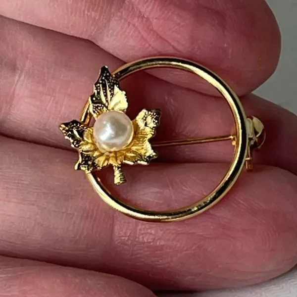 Vintage pearl adorned maple leaf open circle brooch. Gold - Image 2