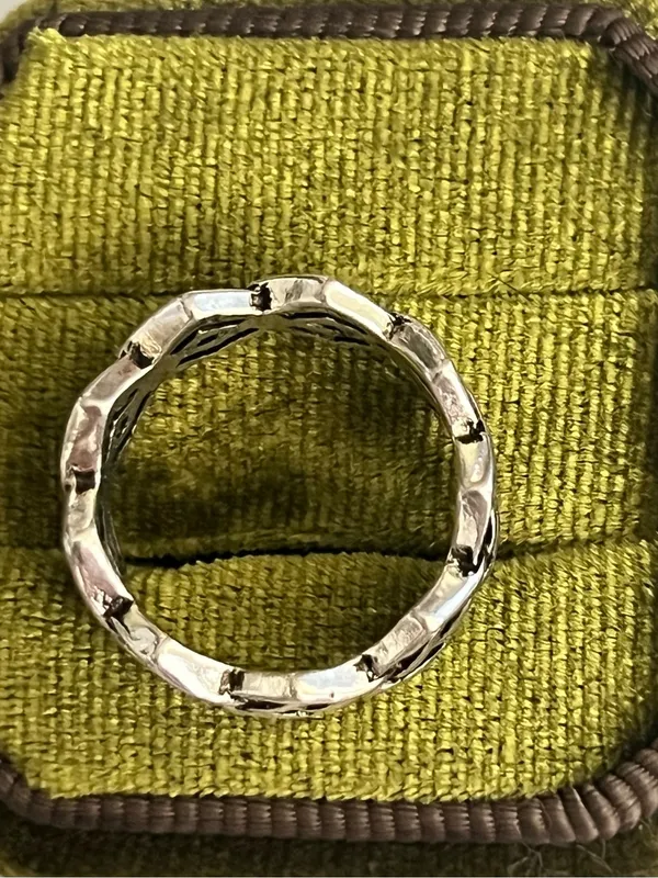Classic Design Intricate Detailing Stainless Steel Silver Band Size 6 - Image 3