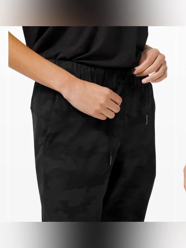Lululemon On the Fly Jogger Heritage Camo Deep Coal size 6 - Image 2