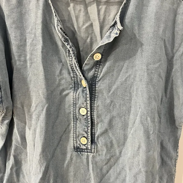 J. Crew‎ Blue Chambray Denim Top Women's Size XS Quarter Button Detail Sleeve - Image 4