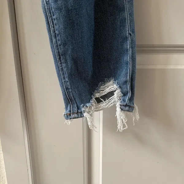 American Eagle Mom Jeans Size 6 Medium Blue Wash Distressed High Rise EUC - Image 5