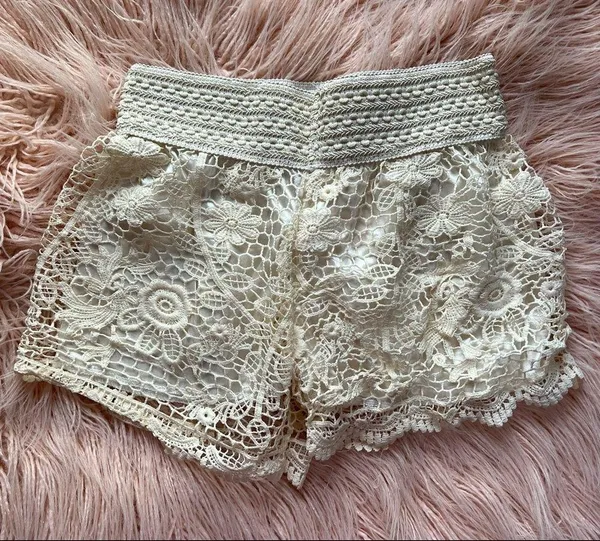 4/$10 ❣️ Boho Cream Lace Shorts - Image 3