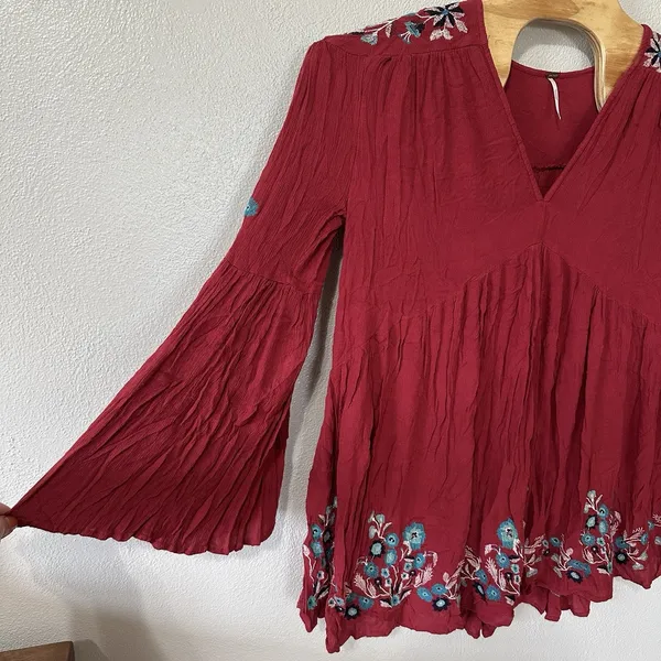 Free People Te Amo Mini Dress Sz Medium Red‎ Floral Embroidered Boho Bell Sleeve - Image 2
